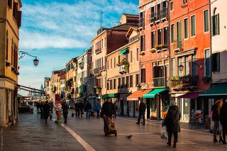 Город лишен автомобилей и велосипедов. Живя там некоторое время, понимаешь насколько автомобили выматывают и вносят в жизнь тревогу. Венеция лишена этого недостатка индустриального развития, к счастью.