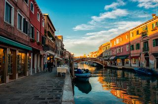 Остров Мурано, поразил своим спокойствием и умиротворением. 
Один из крупных островов Венецианской лагуны. Находится в двух километрах к северу от острова Риальто.
Зачастую остров называют «малой Венецией». Остров соединён с центральной частью Венеции с помощью линий вапоретто.
Начиная с XVI века остров был местом развлечения венецианцев. На острове размещались виллы, сады, фонтаны