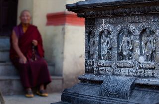 Барельефы храмового комплекса Сваямбунатх, впечатляют своей детализацией и стариной