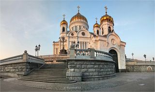 Храм Христа - спасителя в вечерних лучах солнца.