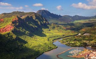 2.	Кауаи – четвертый по размеру остров Гавайского архипелага, его прощадь составляет всего 1433 кв.км. На острове всего одна главная дорога, которая довольно загружена. Иногда на светофоре можно простоять 3 минуты, дожидаясь зеленого сигнала.