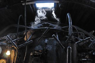 Котел паровоза, это инженерный шедевр. Паровоз практически исправен, ни где не травит.