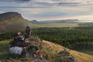 Фрагмент долины реки Белый Июс и горного хребта Сундуки. Вид с 5-го сундука.