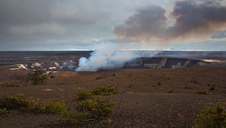 1.Было это в прошлом году. Прочитав в Интернете о том, что на Большом Острове Гавайского архипелага находится  Мауна-Лоа ( в переводе с гавайского -  длинная гора) - один из самых активных вулканов на Земле, мы отправились на Гавайи – фотографировать вулканы, коих на Большом острове довольно много, включая и подводные.