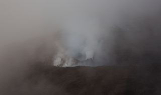 2.Каково же было мое разочарование, когда, прилетев на остров, мы узнали, что вулканы «спят», попыхивая и дымя уже пару лет.