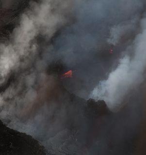 3. Сам Большой остров встретил нас темно-коричневыми, почти черными коврами застывшей лавы и лишь в некоторых местах, ближе к океану, были видны зеленые островки, на которых расположились прекрасные гостиницы и не менее прекрасные поля для гольфа.