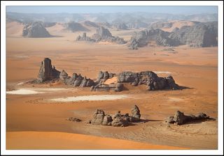 Пол-вечера решаем с туарегами вопрос нашего раннего выезда на дюну Тин Мерзуга. Мы непременно хотим попасть туда как можно раньше. И пытаемся донести им на смеси всех языков,что владением....Парируем все их аргументы,о том, что надо встать еще затемна, собрать лагерь,уложить все вещи,вскипятить пару литров чая!(ну...,мы помним,чай нельзя быстро выпить, им надо н-а-с-л-о-ж-д-а-т-ь-с-я!)....и под конец, на возглас
-вы останетесь без завтрака!,
мы на чистом хинди им отвечаем:
-ок!но мы непременно должны попасть на дюну Тин Мерзуга на рассвете!