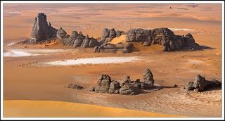 И мы ни капельки об этом не пожалели!
Это утро было одно из самых красивых. Только восхождение на эту дюну чего стоило! ярко-красный песок при низком освещении солнца, девственно чистый от всех следов, полная тишина....и виды! открывающиеся сверху виды! Так и вертелось на языке только одна фраза-* Когда Земля была Марсом*...По другому Эту территорию просто и не назвать…