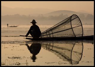 Изо дня в день, в течении многих веков,рыбаки выходят на своих лодках-долбленках на озеро и пытаются поймать рыбу *дырявыми колпаками*- колпак опускается в воду,рыбак просовывает в него копье, шарит по дну озера, и если не удается подцепить ни одну рыбу, то грустно плывет дальше....