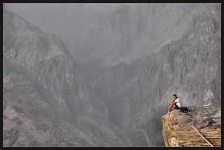 Этот человек не держался остальных. Он сразу занял свое место, до которого никто больше не добрался и встретил рассвет в одиночестве. Почему-то именно, когда я навел на него объектив, он повернулся.