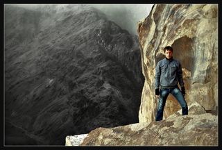 Серая гора далеко, и воздух наполнен горной пылью, поэтому при редактировании гОры получаются разноцветными..