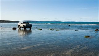 Берег Рыбачего полуострова. На заднем плане - берег Норвегии.