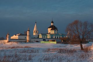 какой-то нехороший человек покрасил забор в зелёный цвет... ещё весной он был естественного деревянного цвета и не лез в глаза...