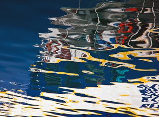 Красочные отражения от лодочек