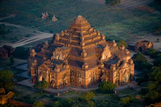 Пагода Дамаянджи. Построена в 12-м веке. Один из самых больших и красивых буддистских храмов в мире. Баган.