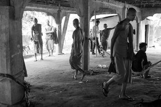 монахи и миряне