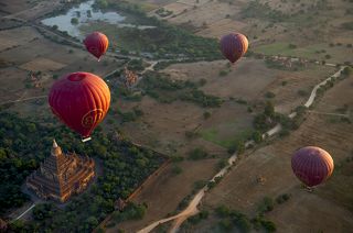 Баганский пейзаж. Слева внизу пагода Суламани (Sulamani Temple), построенная в 12-м веке.