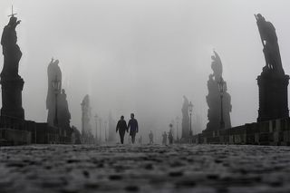 возвышаясь над людьми...