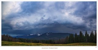 ... сменился беспокойным ожиданием неминуемого дождя.
Не случайно, видимо, гора на заднем плане именуется Дурня.