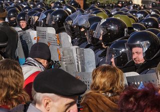 Милиция, как всегда, с народом; пока те и другие просто стоят вместе...