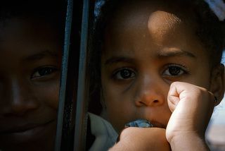 Пассажирки автобуса. Автобусы чаще всего это железный кунг на шасси грузовика.