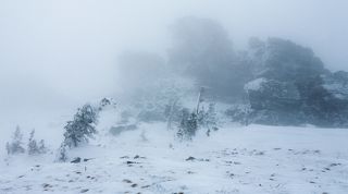 Южный Урал, хребет Уреньга. 15 марта.
Погода в этих горах всегда отличается особым характером и непредсказуемостью. Очень часто можно наблюдать как в теплый солнечный день над вершинами висят суровые тучи.