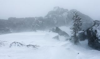 На вершине же нас встретил просто ледяной ураган, ледяная крошка словно наждак шлифовала лицо.