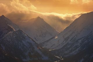Между горами немного видна река Крепкая.