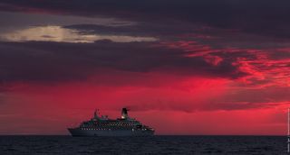 на фоне догорающих остатков заката