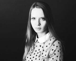 Александра. Ведущая на радио  «Экофонд».  До этого вела прогноз погоды на телевидении, но узнав о вакансии ди-джея, решила попытать счастья. До сих пор с трепетом и волнением вспоминает свой первый эфир. Полгода назад  родила дочь Алису.