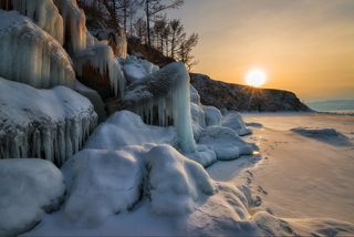 Берег острова Замогой. Застывшие наплески на берегу создают уникальные и удивительные пейзажи.