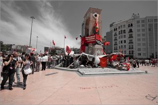 в прошлом году в Стамбуле бурно протестовали против сноса парка Гези. на площади Таксим все увешано кумачом. Че, Ленин, Маркс.