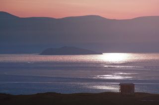 День первый. Мы отправились снимать Шаманку на закате. Закат в самом разгаре. Потихоньку подходим к берегу.