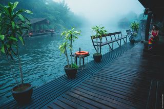 Отель на воде. Река Кхвэяй (Khwae Yai, Kwai), Тайланд, 11.11.2013 г.