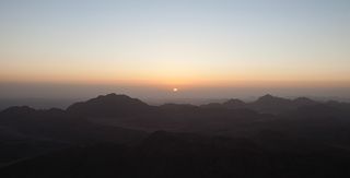 Солнце поднимается невероятно быстро, практически нет сумерек. На часах - 05:10, а светило уже стремительно движется вверх, чтобы занять своё место.