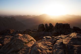 Высота горы составляет 2285 метров над уровнем моря.