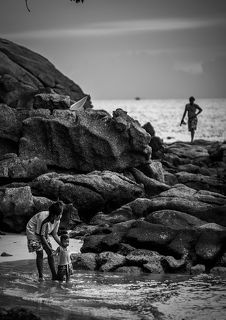 Купание ребенка на закате