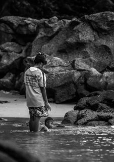 Купание ребенка на закате