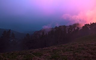 Дошли до поляны Шестакова, есть вода, и после ливня, высунув нос из палатки , увидели нереальные краски заката