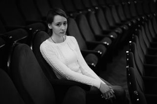 В 16 лет Наташе поставили диагноз - лейкоз. Рак, как лакмусовая бумажка, показывает всю сущность человека. Сначала шок и недоверие к тем, кто рядом, кто здоров. Потом наступает осмысление и понимание того, что болезнь - это реальность. И эту реальность надо проживать. Затем наступает момент познания своей силы, независимо от исхода болезни. Наташа, хрупкая, домашняя Наташа, нашла в себе такую мощь, что онкология отступила. Помогла вера. Фотографии, сделанные во время паломнических походов, напоминают о преодолении себя и болезни. Сейчас Наташе 17 лет, она мечтает стать фотографом.