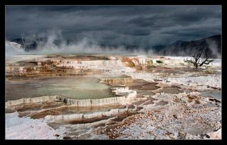 Целый час мы были свидетелями борьбы солнца и тяжелых,свинцовых туч. Каждые 10 минут свет менялся кардинально- от редких,слабых проблесков ,до сильного и мягкого потока,когда все искрилось и сверкало!
Невероятно красивое место!)