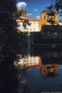 Поставлен лесенкой на крутом спуске к Исети. Имеет своеобразный скат кровли и фронтон.