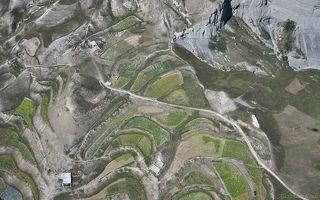 Смотришь на эти известняковые склоны и думаешь – да, это точно не наше кубанское черноземье. Сколько трудов и усилий требуется, чтобы вырастить урожай на такой земле…