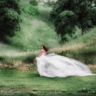 Я не та, для которой все звёзды и бархат прибоя,
И не я неземной красотой вдохновляю поэтов...
Но я та, что - и в горе, и в радости - будет с тобою,
Если ты позовёшь прогуляться вдвоём на край света.