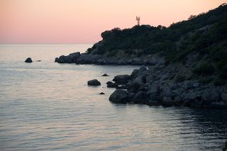 01 Вечера в бухте Ласпи порой бывают удивительно хороши... Здесь солнце только что село за  горизонт, и краски ещё достаточно яркие