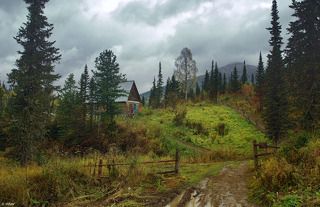 А вот и наша цель, первый пик Поднебесный. От сюда начинается подъем из дождливой осени в облака...