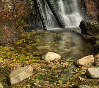 По дороге зашли на алгуйский водопад, встретили там часть наших туристов гуляющих по округе. Те сообщили нам что большая часть народа уже \