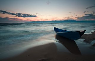 Вдали - мыс Святой Нос.