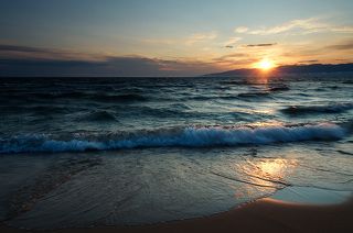 Славное море, священный Байкал...
Эй, баргузин, пошевеливай вал...

Но это не баргузин. Баргузин - восточный ветер, а эта волна с запада.