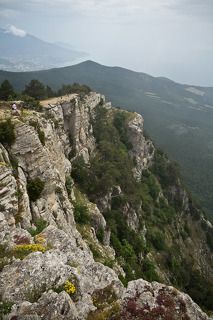 Вид с Ай-Петри. На горизонте видно гору Аю-Даг